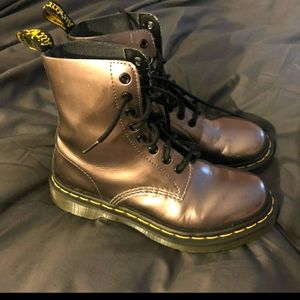DR. MARTENS PASCAL IN PEWTER SPECTRA PATENT